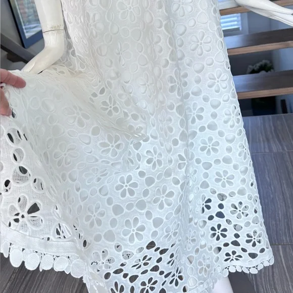 New 🦢 High-End White Embroidered Eyelet V-Neck Dress - Picture 5 of 17